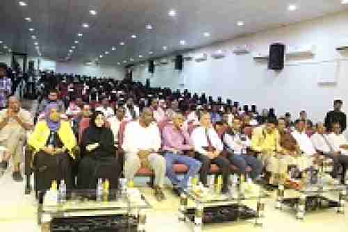 محافظ حضرموت يؤكد أهمية غرس مفاهيم حب الوطن والانضباط والحفاظ على الممتلكات العامة  وتحصين الطلاب ومحاربة الأفكار الهدّامة