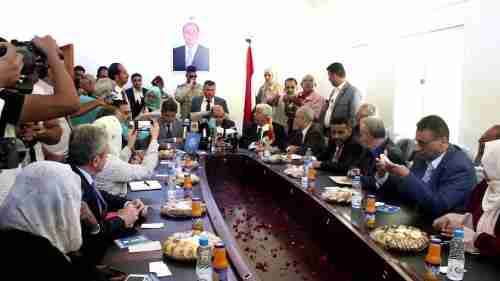 الخنبشي يفتتح مبنی ديوان وزارة الصحة بعدن 