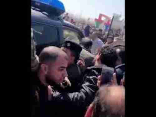 شاهد الرئيس (صالح) يتعرض للرشق بالحجارة من قبل محتجين..