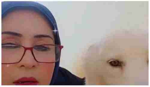 زوجة محافظ حضرموت تنشر صورتها مع (كلب) وتعلق انا مبسوطة وكلبي كمان !!!