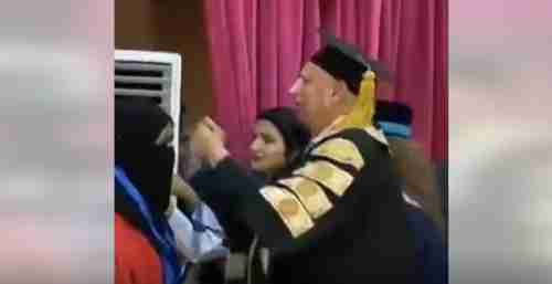 شاهد بالفيديو.. طالبة يمنية متميزة تذهل مدرسيها وزملائها وتكرم بـ18 ميدالية ذهبية