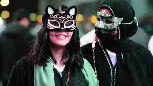 السعودية.. اعتداء جماعي على فتيات خلال مهرجان التنكر في بوليفارد الرياض! (فيديو)