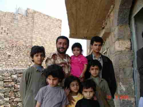 بعد مصادرة منزله ..قيادي مؤتمري ينشر صورته بصحبة ابنه حسين الحوثي ويكشف أسرار الصورة