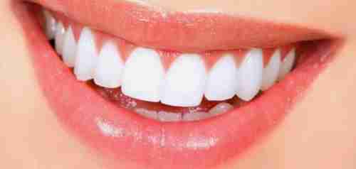 "فاكهة جبارة" تساعد بشكل طبيعي في تبييض الأسنان وتزيل البقع!