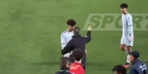 مدرب الجزائر يصفع لاعبيه في مباراة ضد تونس ويثير جدلا واسعا- (فيديو)