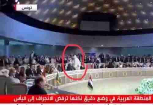 شاهد بالفيديو لحظة مغادرة أمير قطر قاعة القمة العربية قبل إلقاء كلمته وسبب الانسحاب