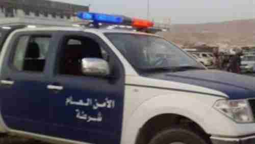 القبض على شخص محتال سرق 3 آلاف دولار بالمكلا في اقل من 3 ساعات