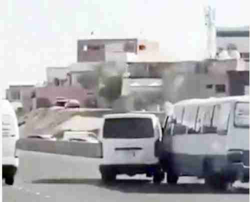 شاهد بالفيديو .. شجار واشتباك خطير بين يمني وصومالي في وسط مدينة جدة .. والأمن يتدخل