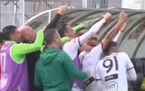 فريق يتلقى هدفا في مرماه وهو يحتفل بـ سيلفي فرحا بهدف سجله من قبل 