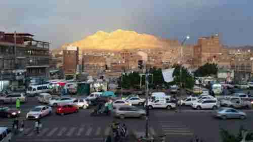 جبل نقم يدهش سكان العاصمة اليمنية صنعاء 