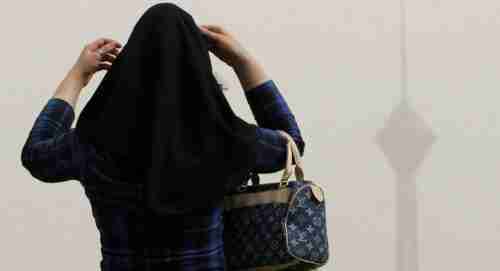 أقوى امرأة في العالم... فتاة تحطم الرقم القياسي وتسحب شاحنة ضخمة (فيديو)