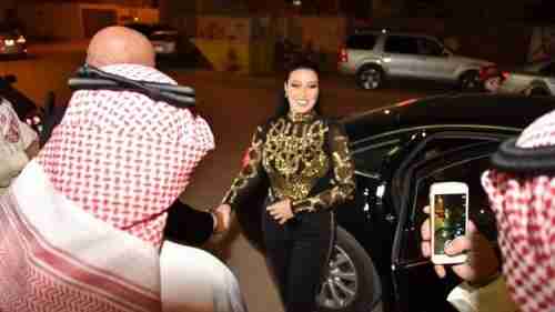 غضب في السعودية بعد إهداء "ختم الرسول" للفنانة المصرية سمية الخشاب (صور)