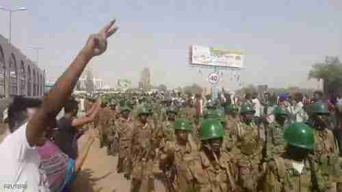 السودان.. تحركات عسكرية وشعبية وسط ترقب "للبيان الهام"