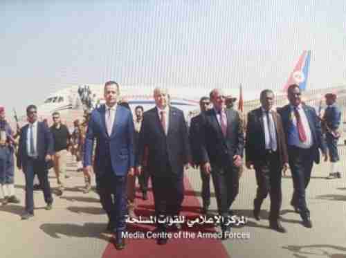 شاهد..   اول ظهور للرئيس هادي وعلي الاحمر وعبدالمك في سيئون قبل لحظات 