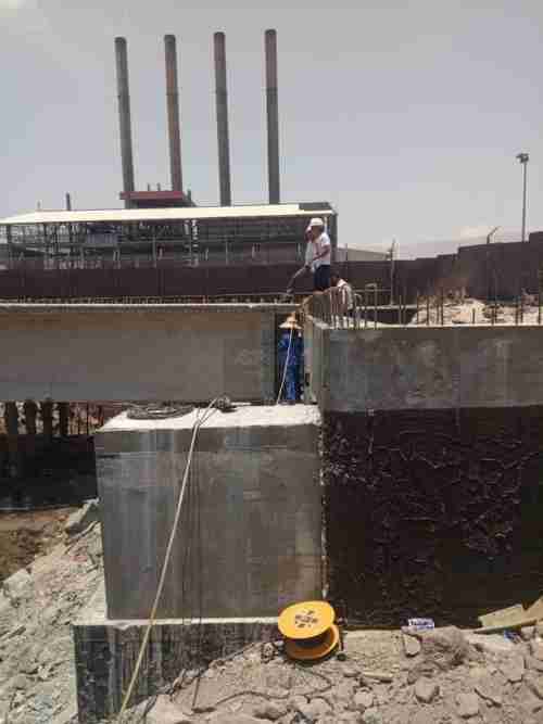 بالصور ..  بدء تركيب الجسر الجديد بجانب محطة الكهرباء التابعة لمصفاة عدن 