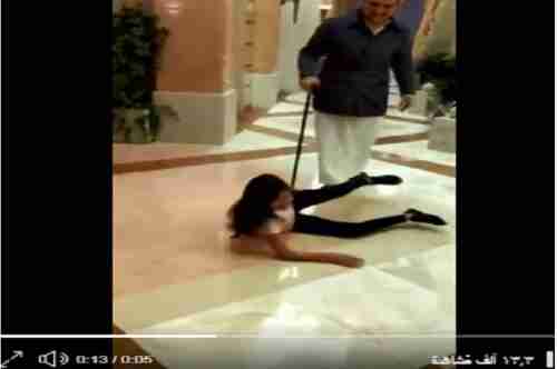 شاهد الوليد بن طلال يداعب حفيدته الصغرى بطريقة أرعبتها حتى ضج القصر بصرخاتها العالية (فيديو)