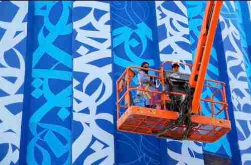   فنانه سعودية تتسلق الجدران لترتقى بالذوق العام كما قالت تفاصيل وصور!