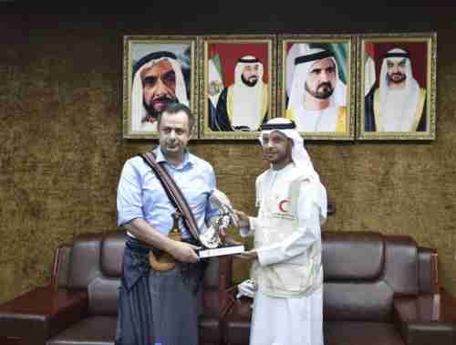  رئيس الوزراء يشيد بدور الهلال الأحمر الإماراتي في اليمن
