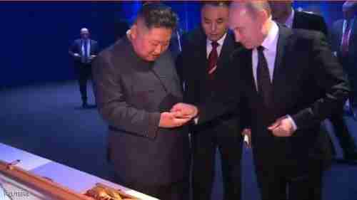 بالفيديو.. بوتن يتلقى هدية كيم ويتصرف خوفا من "الفأل السيئ"