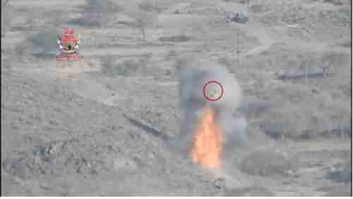   شاهد الرعب.. مدفعية العمالقة تدمر طقمين لمليشيا الحوثي في جبهة العود شمال الضالع (فيديو)