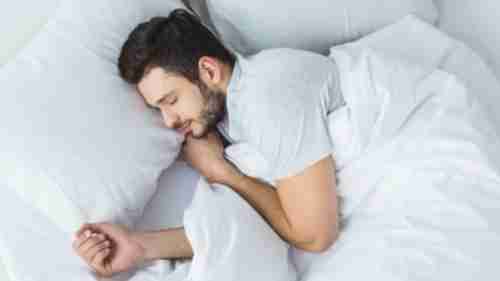 وضعية نوم وحيدة يجب تجنبها للتخلص من ألم الظهر والرقبة