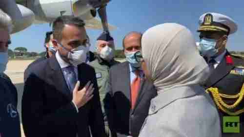  شاهد كيف صافح وزير الخارجية الإيطالي أحد جنود الجيش المصري لحظة نقل مساعدات طبية إلى بلاده