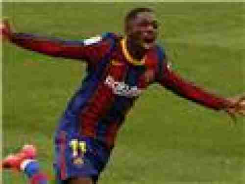 ديمبلي يلقي الكرة في ملعب برشلونة