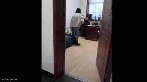 فيديو من قلب المكتب .. رد "صاعق" من موظفة بعد تحرش مديرها