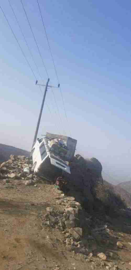 شاهد.. مجموعة أسر تنجو من موت محقق بعد هرولة الباص وتوقفه على رأس مرتفع جبلي شاهق
