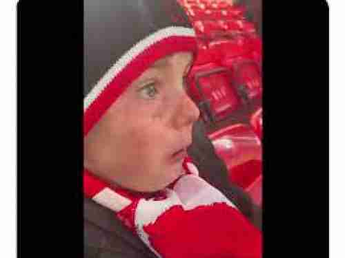 طفل صغير ينفجر بالبكاء بعد رؤية صلاح في لقاء ليفربول