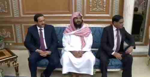 شاهد بالفيديو.. الرجل الغامض والعضو "المفاجأة" في المجلس الرئاسي اليمني الذي ظهر لأول مرة؟