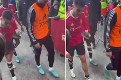 شاهد.. رونالدو يعتدي على طفل ويسقط هاتفه من يده بعد هزيمة مانشستر يونايتد أمام إيفرتون