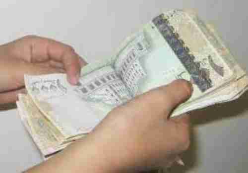 بشرى سارة لجميع موظفي الدولة.. صرف راتبين وإكرامية في عموم المحافظات