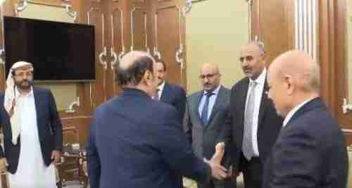 مراسل الجزيرة يكشف ما جرى خلف الكواليس قبل لحظات من اعلان تشكيل مجلس القيادة الرئاسي؟