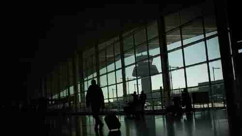 انطلقت من أوكرانيا ومرت بقطر وأوقفتها مصر.. الأشعة تكشف سر مسافرة أجنبية!