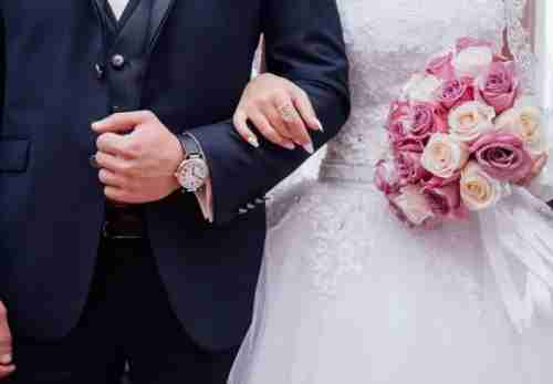 بعد شهور من الزواج.. صاحبة كوافير تخلع زوجها.. هذا ما كان يفعله بي كل ليلة ولم أتحمل !! (تفاصيل مثيرة)