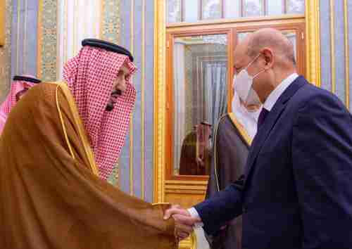 الملك سلمان يستقبل رئيس المجلس الرئاسي ونوابه.. صور