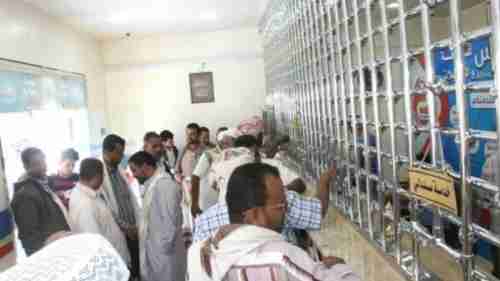 موظفو المؤسسات الإعلامية في عدن يرفضون تحويل مرتباتهم عبر كاك بنك 