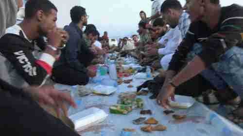 مقاتلو جبهة كالتكس المطار ينظمون إفطار جماعي بالذكرى السابعة لتحرير العاصمة عدن