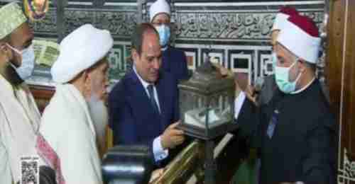 شعرتان من رأس النبي.. شاهد: السيسي يتفقد مقتنيات حجرة الرسول داخل مسجد الحسين