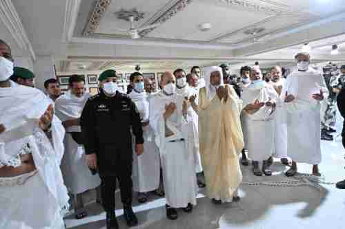 رئيس مجلس القيادة الرئاسي وعدد من نوابه يؤدون مناسك العمرة  (فيديو)
