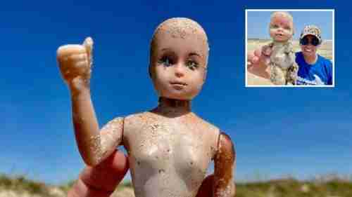 لا أحد يعرف من أين تأتي.. انتشار دمى مخيفة على ساحل أمريكي! (فيديو+ صور)