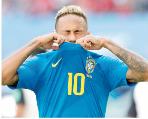 إعلامية برازيلية تسخر من دموع نيمار.. واللاعب يرد