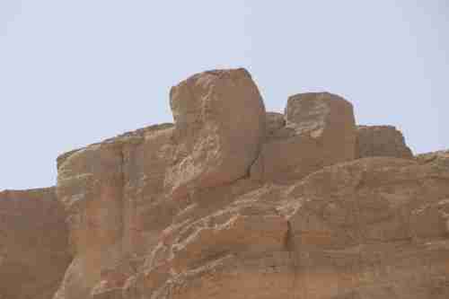 ميلان صخرة على قمة جبل حورة بمحافظة حضرموت تثير رعب ومخاوف المواطنين (صور + تفاصيل)