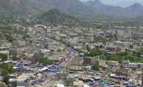   عاجل : الحوثيون يقصفون منطقة في الضالع بصواريخ الكاتيوشا 