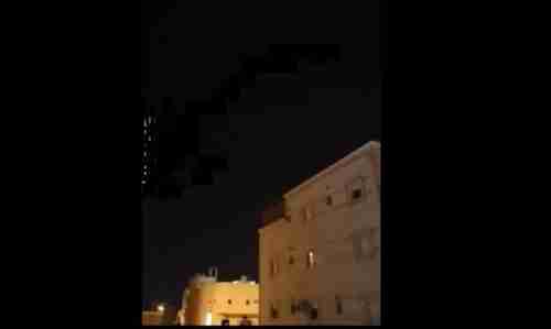 شاهد الصورة:بعد أيام من قصف الحوثيين لمقر تابع لشركة ارامكو ...جسم غريب يعبر الان من فوق سماء مكة المكرمة 