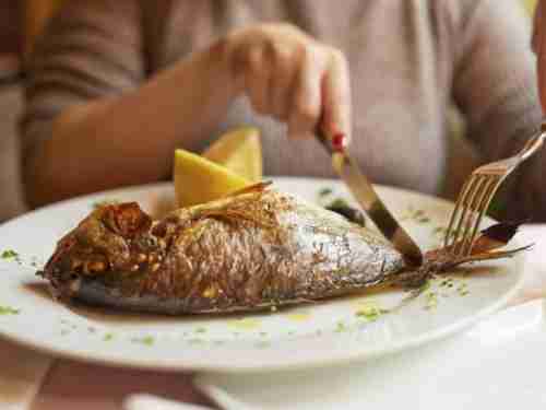 الطبق المنسي على المائدة الرمضانية.. هذه فوائد السمك للصائمين