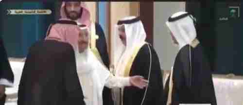   أمير الكويت يطلب من رئيس وزراء قطر مصافحة الملك سلمان في قمة مكة .. شاهد ماذا حدث
