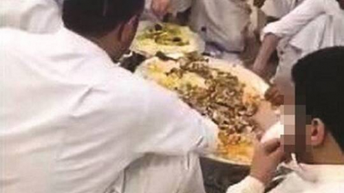 بالفيديو.. القبض على 9 كويتيين أقاموا وليمة وتفاخروا بها عبر الانترنت