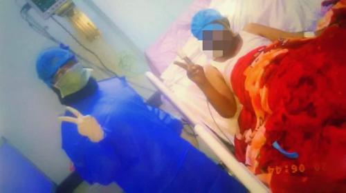 الدكتورة زهى ترفع علامة النصر مع مريضها المتعافي الأول من محجر مركز الامل بعدن 